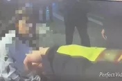 【影】醋男糾眾押人失手！大街亮刀囂張追砍…警逮3人法辦