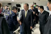 肯定大膽用槍！烘爐地警匪駁火…警政署長黃明昭頒獎勵金