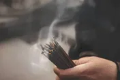 女星拜陰廟！中六合彩喜收錢「下秒被撞死」沒命花　藝人嚇瘋奔回狂捐錢