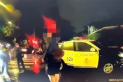 【影】壯男當街亮西瓜刀！耍狠原因曝　他躲警車「突蹦出」一棍拍落驚險畫面直擊