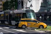 【影】快訊/高雄輕軌與計程車碰撞　幸無人傷　C24至C23下行路線採單線雙向行駛