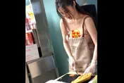 「台灣乳神」近況曝光！驚現香港街頭「無罩切木瓜」　現場乳香四溢