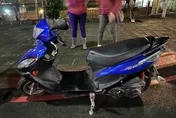 【影】電動自行車闖紅燈撞人肇逃　肇事駕駛疑為移工