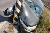 【影】屏東小客車自撞電線桿又衝農田　車頭嚴重損毀　警到場竟發現駕駛不見了