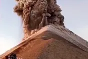 火山灰竄2公里之高！瓜地馬拉火峰火山噴發　國內最大機場被迫關閉