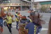 【影】怒轟女信徒巴掌　網怒「墨龍中壇元帥」你何方神聖