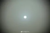 驚見「藍太陽」！7年來北京首發12月沙塵預警　陸專家曝是「這原因」