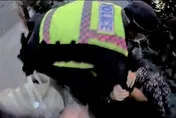 【影】注意看這位阿sir太猛了！見阿嬤掉河裡　忍低溫跳水救人現場掌聲響起