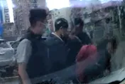 【影】通緝犯擁2槍逃竄新北八里　新莊警一擁而上逮人嚇呆他