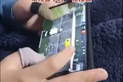【影】這招對付瘋網遊有效！媽雇電玩高手對決熊孩子　兒慘敗哭噴4個字
