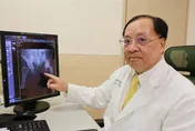 5旬男爬山「腰超痛」竟是「喝酒」釀禍！就醫才知「髖骨蛀掉了」