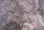 【影】智利嚮導帶登山客爬火山正好遇噴發　生死一瞬全都錄下