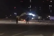 【影】失控怪手！瘋狂轉圈劃地冒出火花、多輛轎車遭砸壞　傳致1死肇事工人被當場擊斃