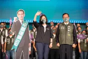 有人要搶徐巧芯的「蜜獾」！　施正鋒稱「她」緊咬不放：活像拚命三郎的蜜獾