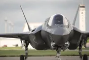 【影】快訊／畫面曝光！美國F-35B戰機德州基地墜毁　飛行員彈射成功逃生