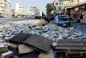 【影】大貨車載滿飲料貨斗外溢　上千鋁箔包傾洩而下爆開超壯觀