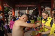 頭份太玄宮乩身又被揪疑點！　網友質疑：第一次看到神明怕燙