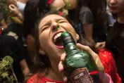 人妻尾牙喝醉暈船！%%已婚同事…嘆「沒臉見老公女兒」