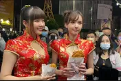 【影】田慎節合體前AV女優「脫了」！短袖爆乳旗袍發雞排謝票人潮爆棚