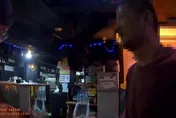 【影】新北男卡拉OK撒野！持滅火器噴警…下場GG了