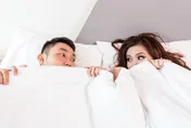 單身狗注意！蓋厚棉被睡覺不是怪癖　研究證實降低63%焦慮　產生「擁抱」感