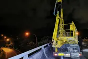國道3號中和段　大貨車撞工程車！2工人手、腿骨折送醫
