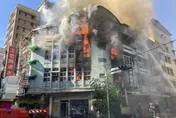 【影】疑炸排骨釀大火…台中50年老店火警！黑煙爆竄蔓延5民宅
