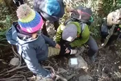 40歲女攀北大武山不慎摔傷！警消出動10車18人救援將傷者揹負下山