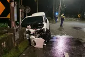 深夜載妹遊烏來失控撞護欄　車子全毀釀2傷
