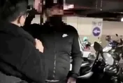【影】這位「張國周」只會讓你氣到胃痛！男騙買停車位給假磁卡搞買空賣空　警循線逮人