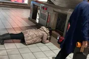 天冷原地健身？長髮妹捷運月台「棒式坐起來」　北捷制止：2行為都不可發生