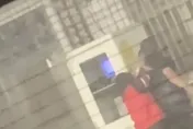 【影】再白目我繼續打！加油站吸菸被制止　車主痛毆加油工：哪隻眼看到我抽