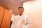 台大的學生小心！他要回來了！　柯文哲重穿醫師袍要當回「柯P」