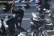 【影】騎車變打人！騎士被按喇叭罵幾句　竟遭對方安全帽怒砸