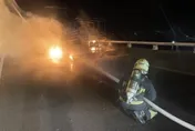 國道5南下凌晨火燒車！小貨車燒成廢鐵　幸無人傷亡