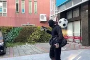 演很大！台中驚傳銀行遭搶劇情神展開　阿根廷「沒吸」黃金右腳踢昏搶匪
