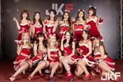JKF美胸女郎齊聚吸上千粉朝聖！她海邊拍照「比基尼被沖掉」險走光