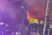 【影】平安夜竄大火！高雄民宅火警　火舌爆竄衝破窗…驚險救出8旬翁