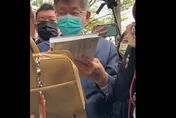 尷尬！柯文哲交接蔣萬安　遭突襲抗議嗆「柯文哲麥走」