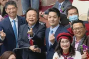 【影】市長換人沒辦法柯黑了! 　王世堅「比愛心」合照蔣萬安