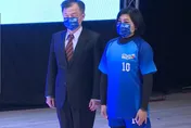 雲林如梅西！張麗善穿球衣宣誓就職：克服先天不良弱勢