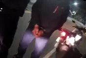 【影】又酒駕被抓！竟囂張反問「0.8很多嗎?」　高雄男暴怒遭上銬逮捕