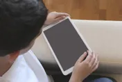 孩子長時間玩3C不只傷眼！「成長發育」也會出問題？！