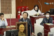 【影】「蔣師」真的很嚴格！王世堅送蔣萬安「蔣中正照片」：提醒你沒有犯錯空間