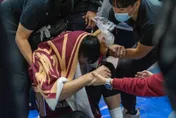 【影】頭暈好轉！T1獵鷹胡凱翔被推撞欄杆　幸無腦震盪