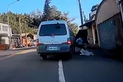 【影】前空翻一圈半！瑣事吵架老婆直接開車門跳下去　畫面全都錄