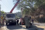 快訊/彰化貨車閃重機車隊失控　翻覆橫躺路中