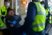 【影】台中獨居婦癱倒家中疑中風　警消獲報扛門急救援