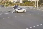 豐田神車路口疑闖紅燈　富豪休旅車遭撞翻滾1圈半2人傷
