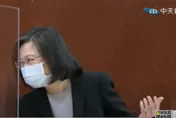 【影】蔡英文記者會突「失聲」！連試3麥「賴清德救援也沒用」雙手一攤超無奈
